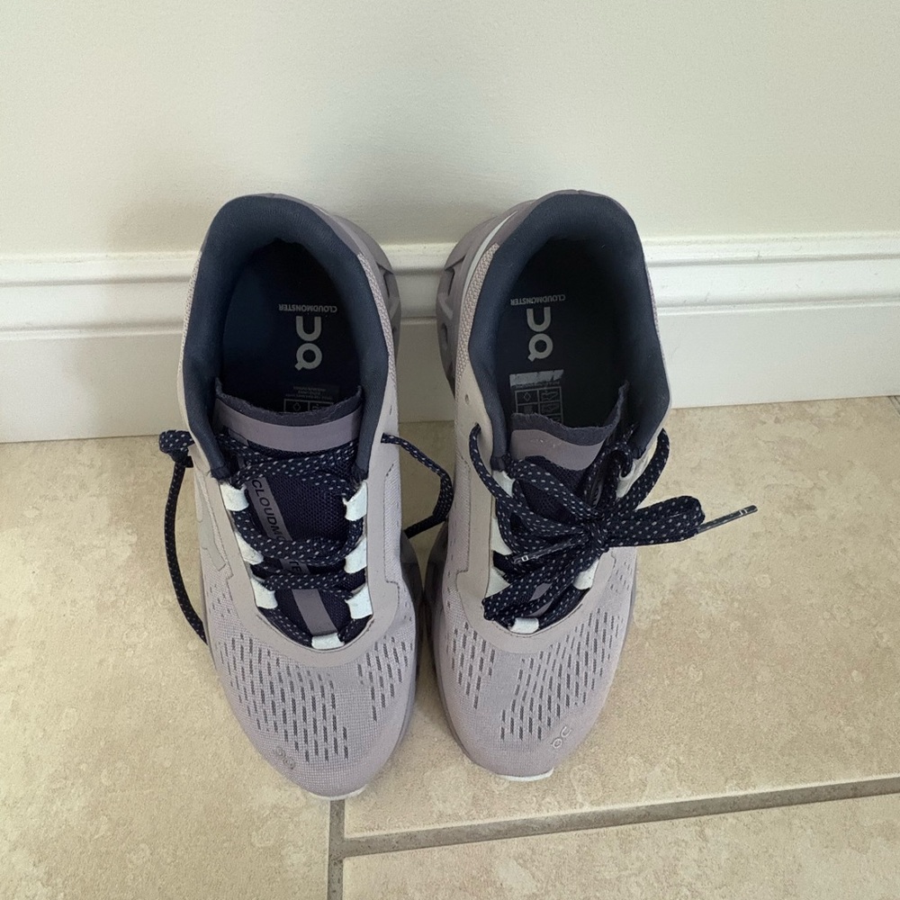 On Running Light Purple Sneakers with Navy Details - Picture 4 of 6